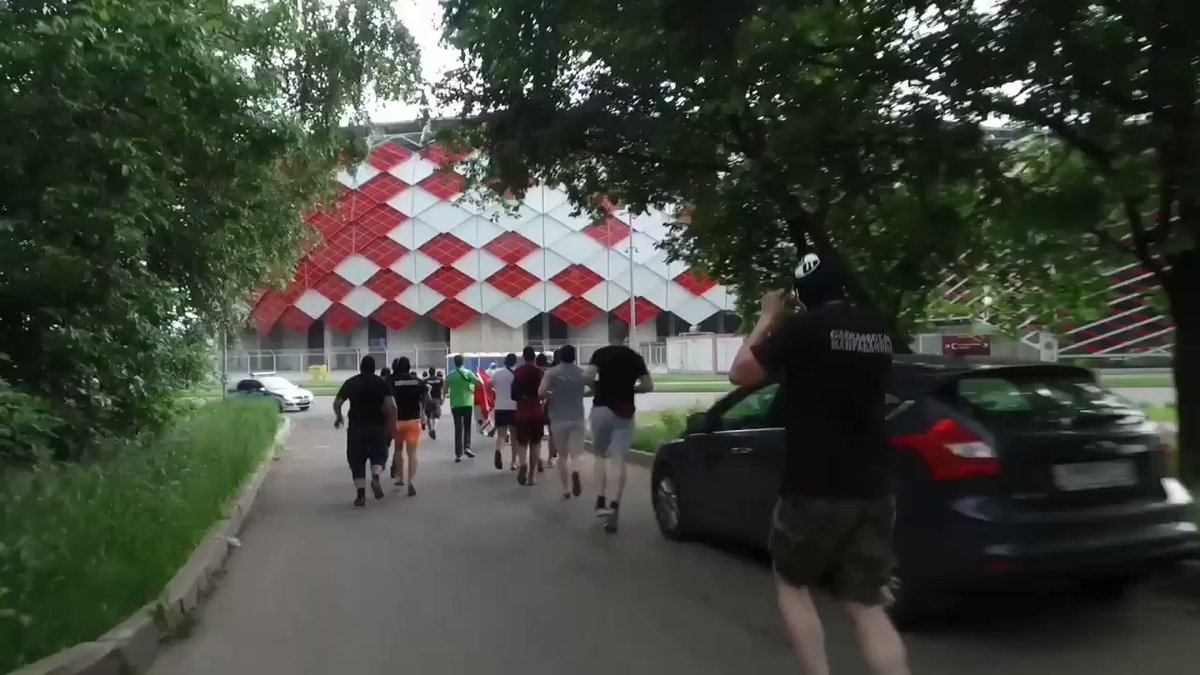 Болельщики московского Спартака провожают команду на выезд в Тулу