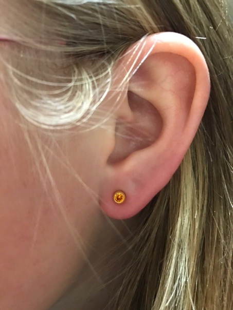 Проколоть уши набережные челны. Прокол хряща уха пистолетом. Проколоть уши набережные челны. Три прокола в мочке гвоздики. Прокол ушей 2022.