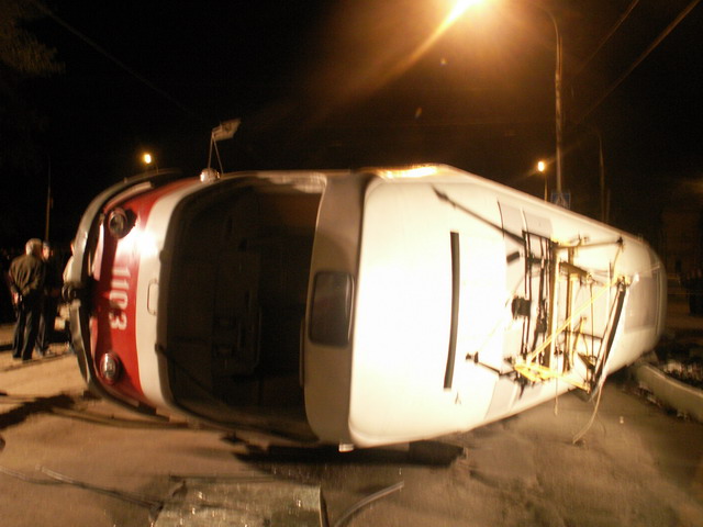 Самара 2006 год. Трамвай сошел с рельс и завалился набок на пересечении улиц Ново-вокзальной и Ставропольской Это картинка