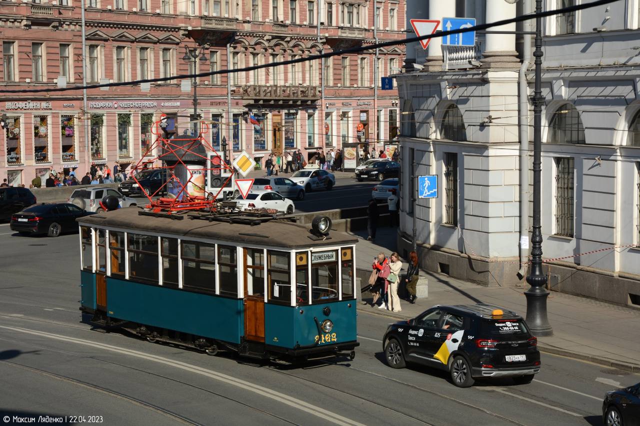 Несколько недель назад МС-2 № 2162, известный как Хозяин, впервые после реставрации проехал по улицам Центрального и Адмиралтейского районов, что позволило сделать много интересных кадров вагона в новых для него местах Это картинка